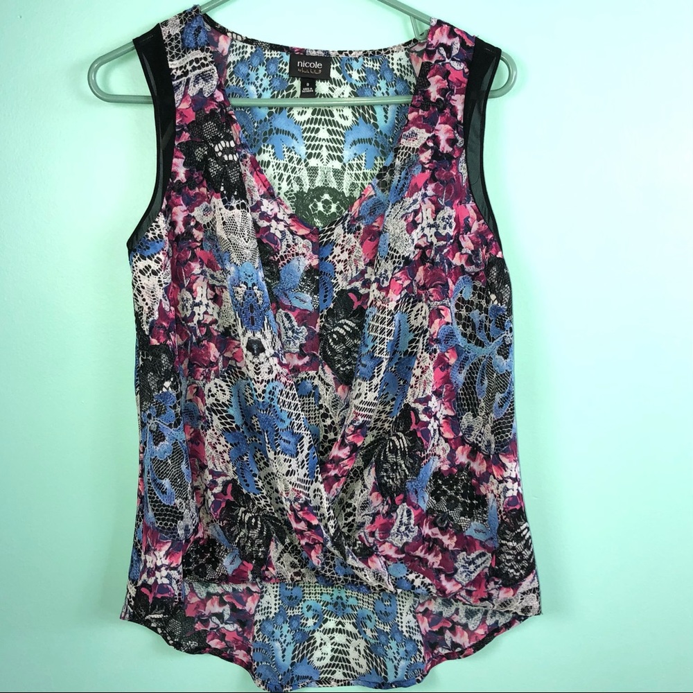 - 3/$10❤️Nicole Miller sleeveless top with lace det…